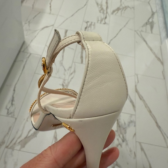 Gucci Heels (ivory leather and gold chain straps) - Picture 13 of 15
